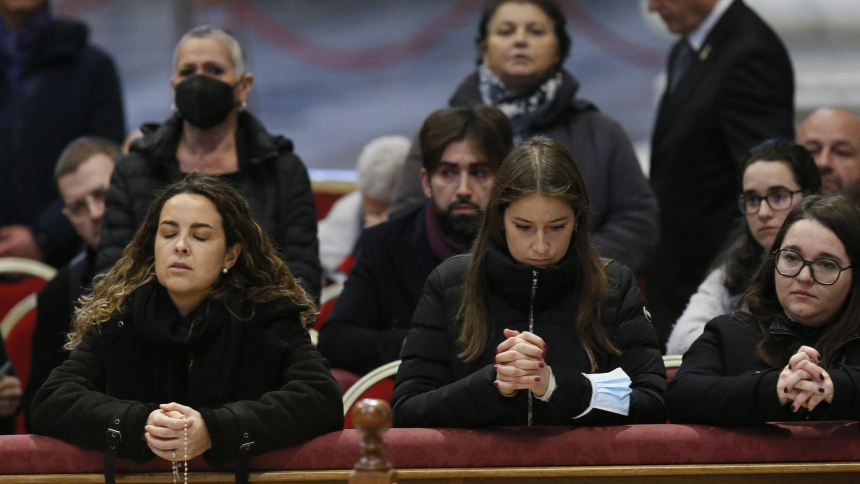 Tens of Thousands Pay Last Respects to Pope Benedict in St. Peter's Basilica